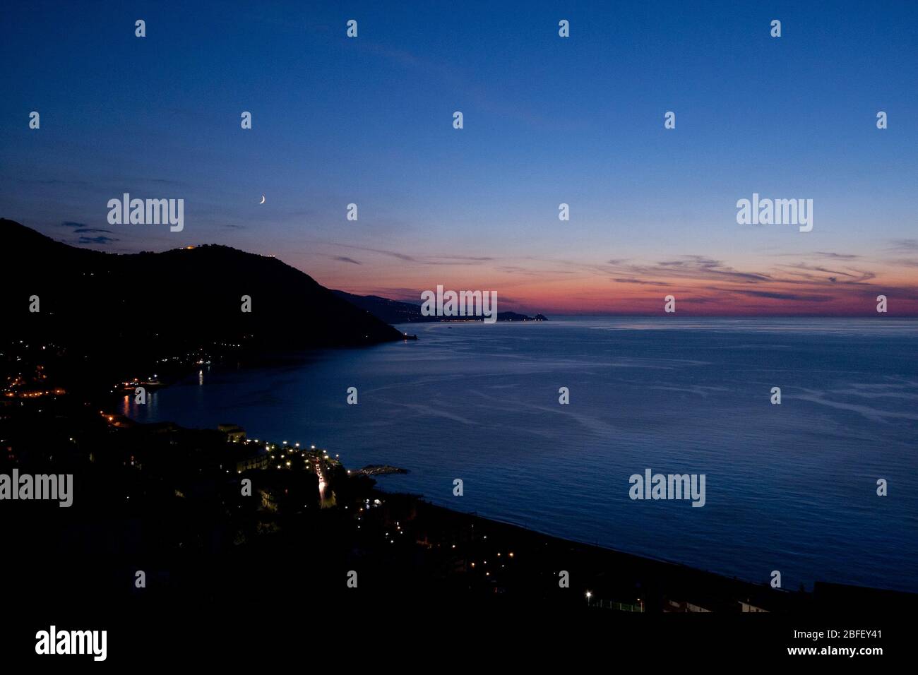 Meluso Hills, Italie, Sicile: Avec vue sur la baie de Porticello le soir Banque D'Images