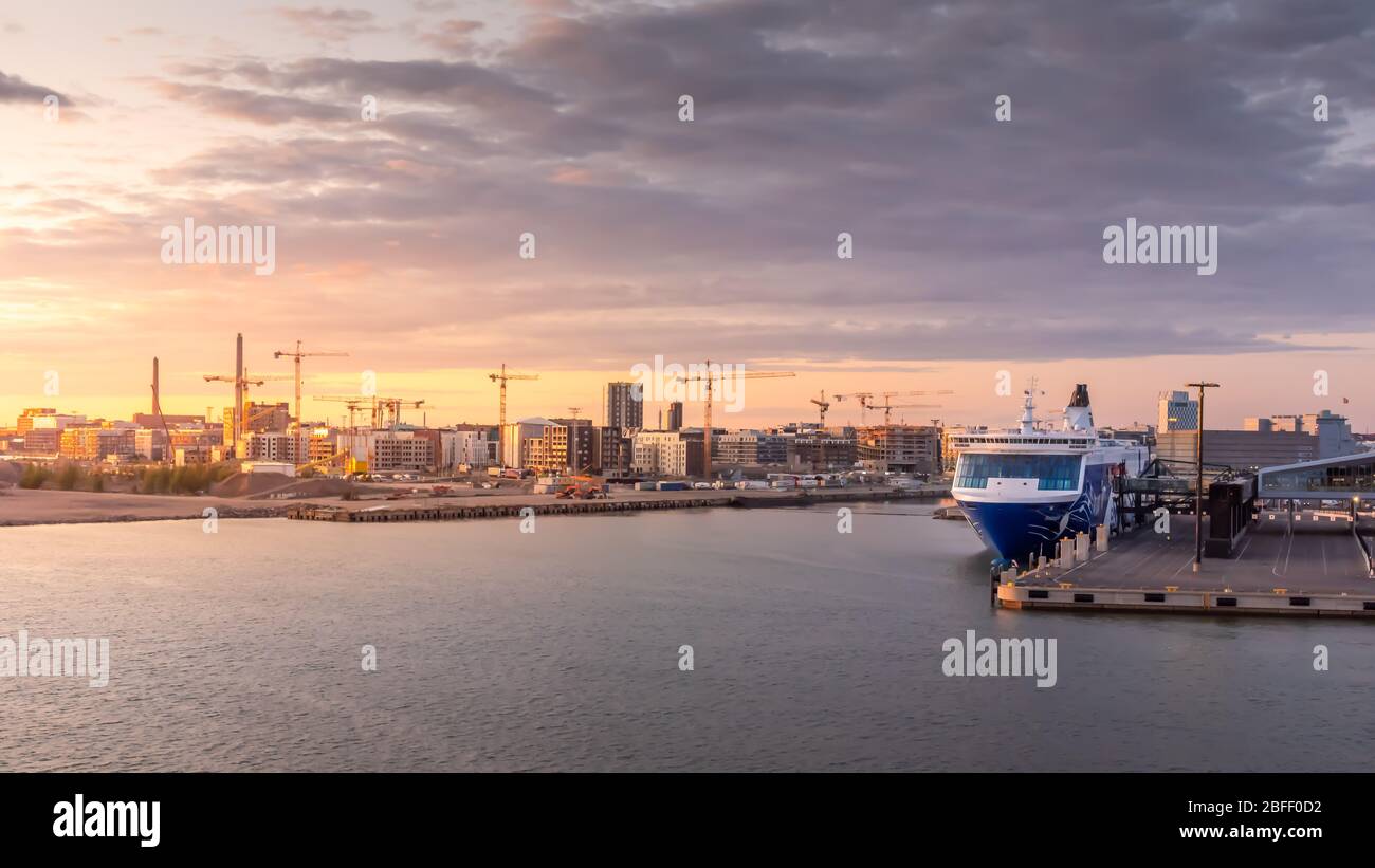 Vue sur le port d'Helsinki depuis le golfe de Finlande au coucher du soleil. Banque D'Images