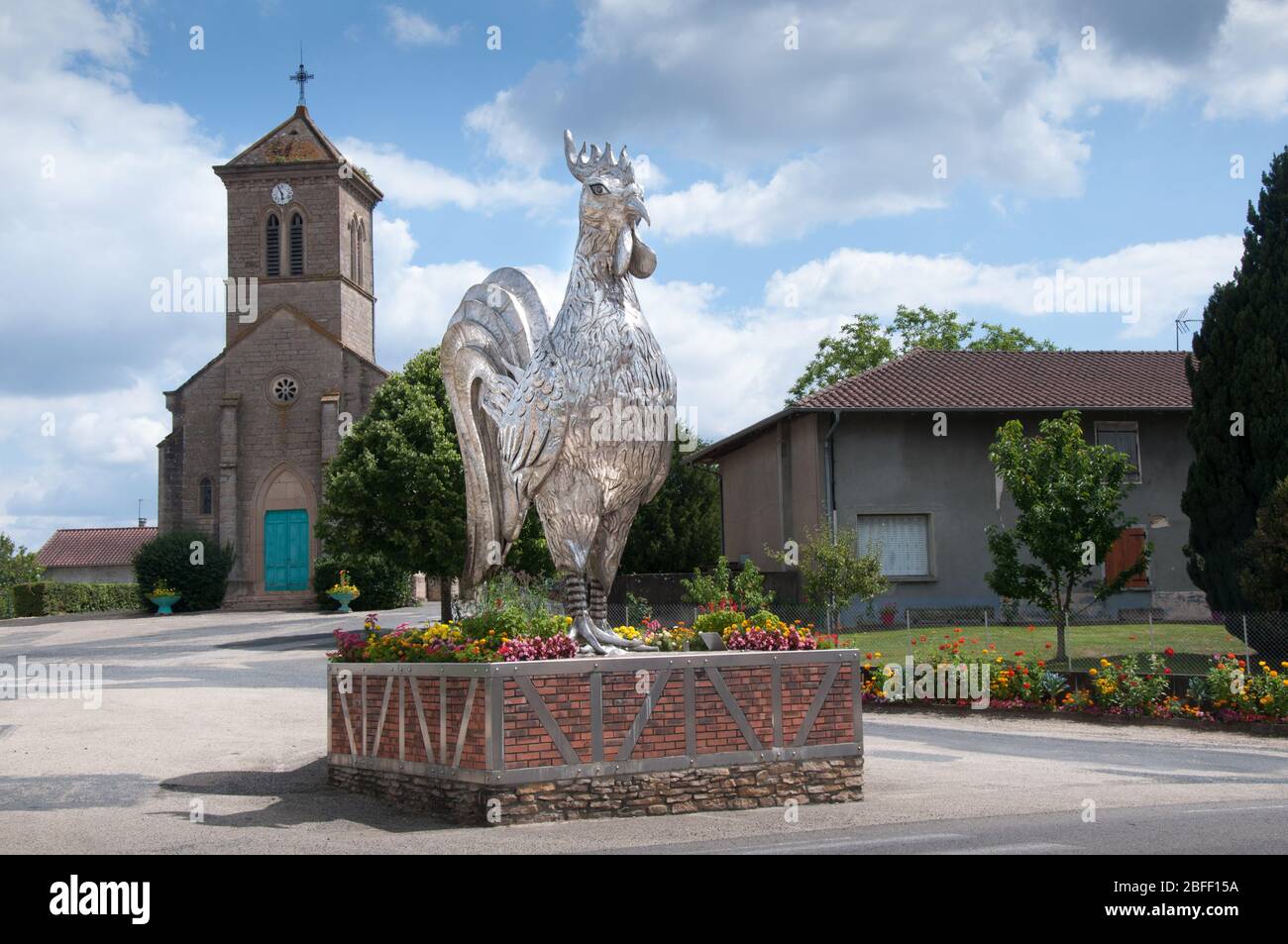 Une immense statue de poulet sur la route dans un village appelé Mantenay-Montlin près de Bourg en Bresse en France Banque D'Images