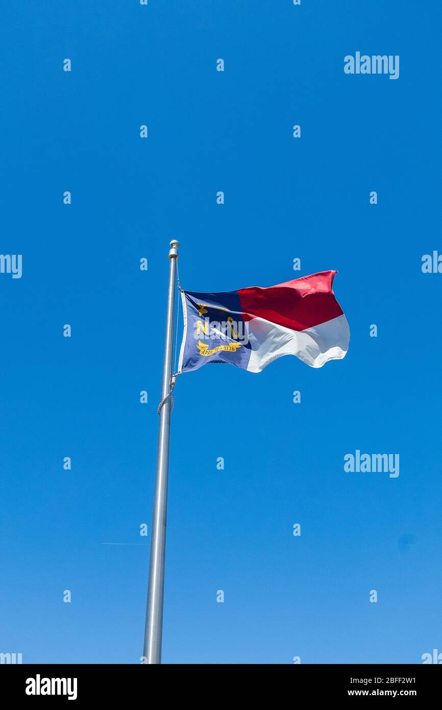 Drapeau d'état de Caroline du Nord contre Blue Sky Banque D'Images