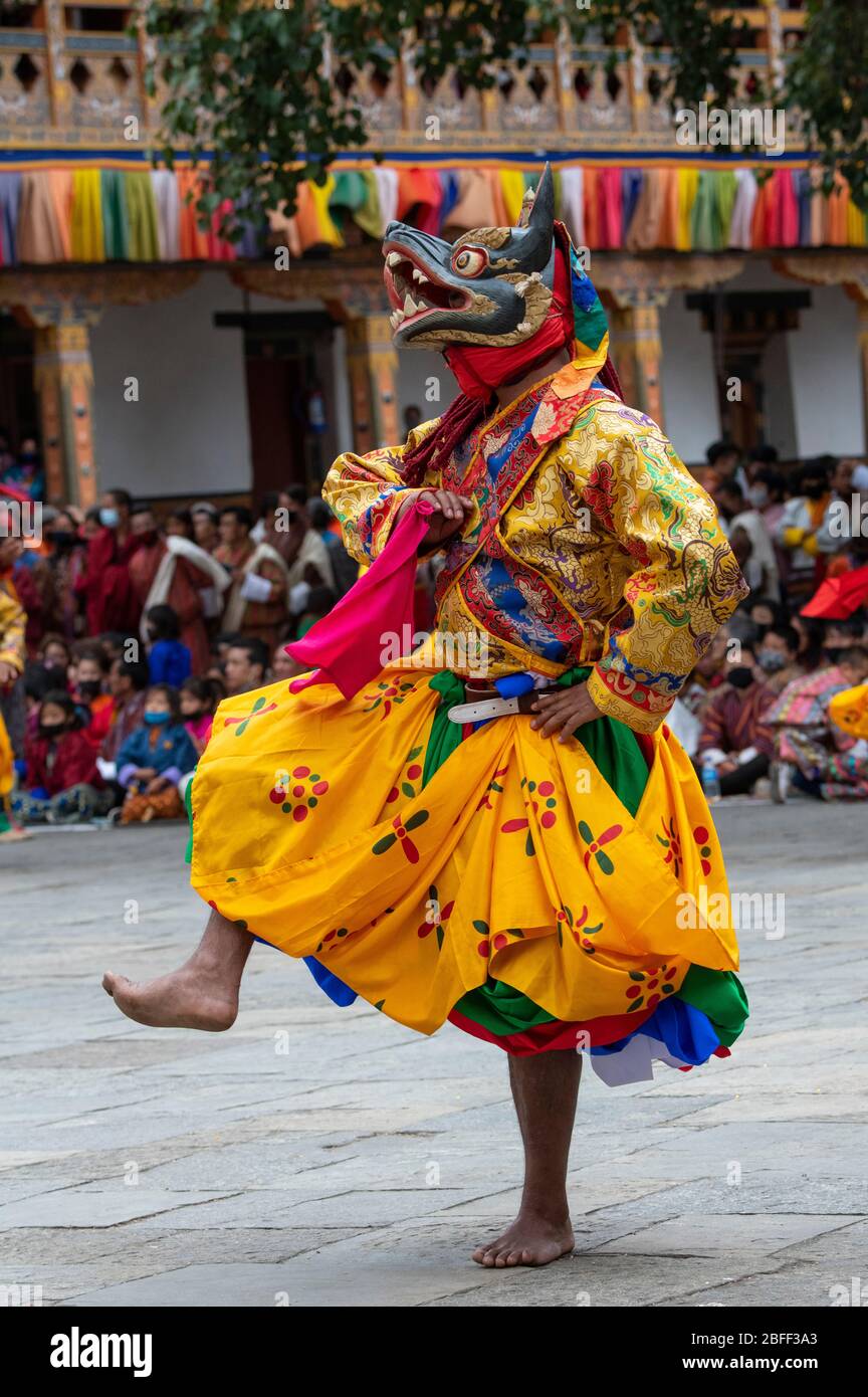 Bhoutan, Punakha Dzong. Festival de Punakha Drubchen, danseurs masqués. Banque D'Images