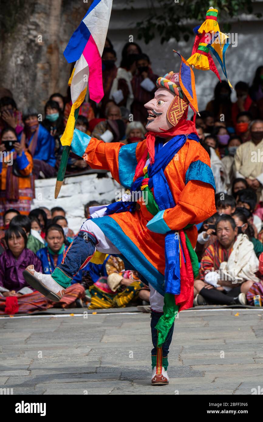 Bhoutan, Punakha Dzong. Le Festival Punakha Drubchen commémore la victoire du bhoutanais sur les armées tibétaines. Danseur masqué. Banque D'Images