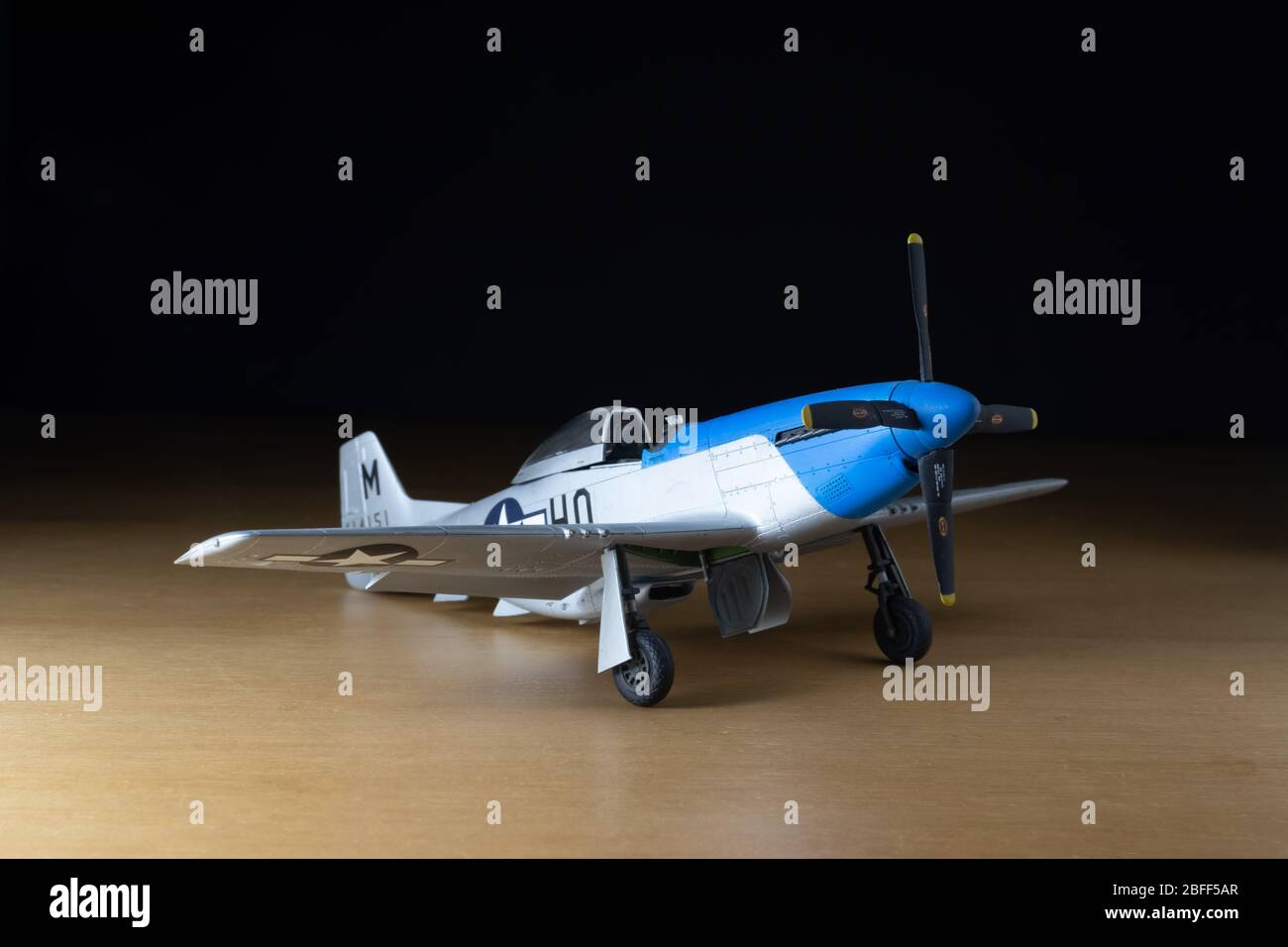 P-51 maquette d'avion à échelle de mousange sur bois avec fond noir. Banque D'Images