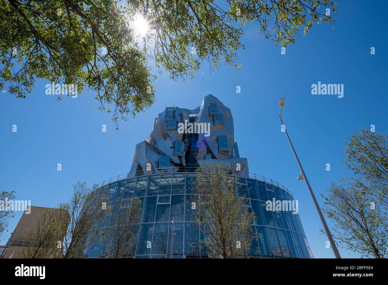 LUMA Arles centre culturel bâtiment recouvert d'aluminium par l'architecte Frank Gehry à Arles, France, Europe Banque D'Images