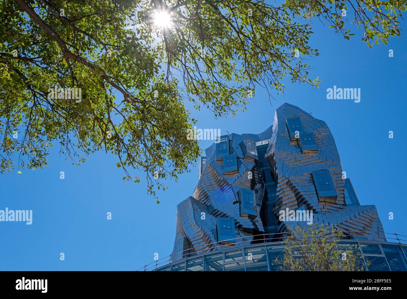 LUMA Arles centre culturel bâtiment recouvert d'aluminium par l'architecte Frank Gehry à Arles, France, Europe Banque D'Images