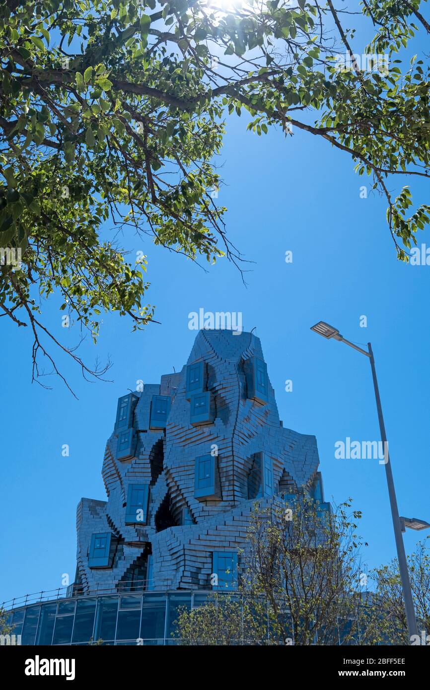 LUMA Arles centre culturel bâtiment recouvert d'aluminium par l'architecte Frank Gehry à Arles, France, Europe Banque D'Images