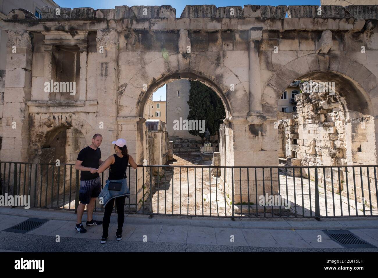 Porte Auguste alias la porte Auguste ruines romaines anciennes à Nîmes,  France, Europe Photo Stock - Alamy