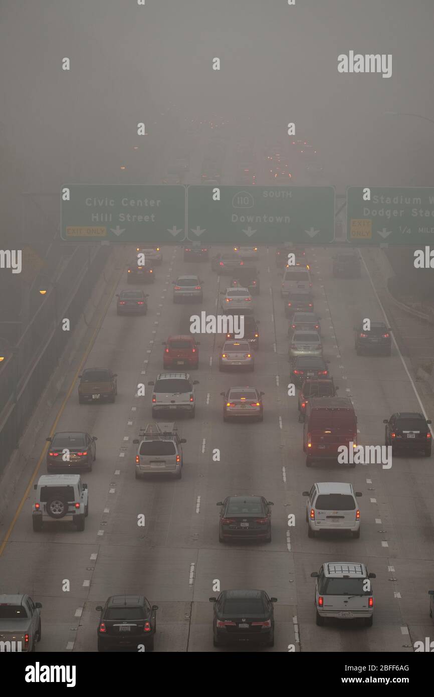 Au-dessus de la circulation sur une autoroute de Los Angeles dans un épais brouillard de smog Banque D'Images