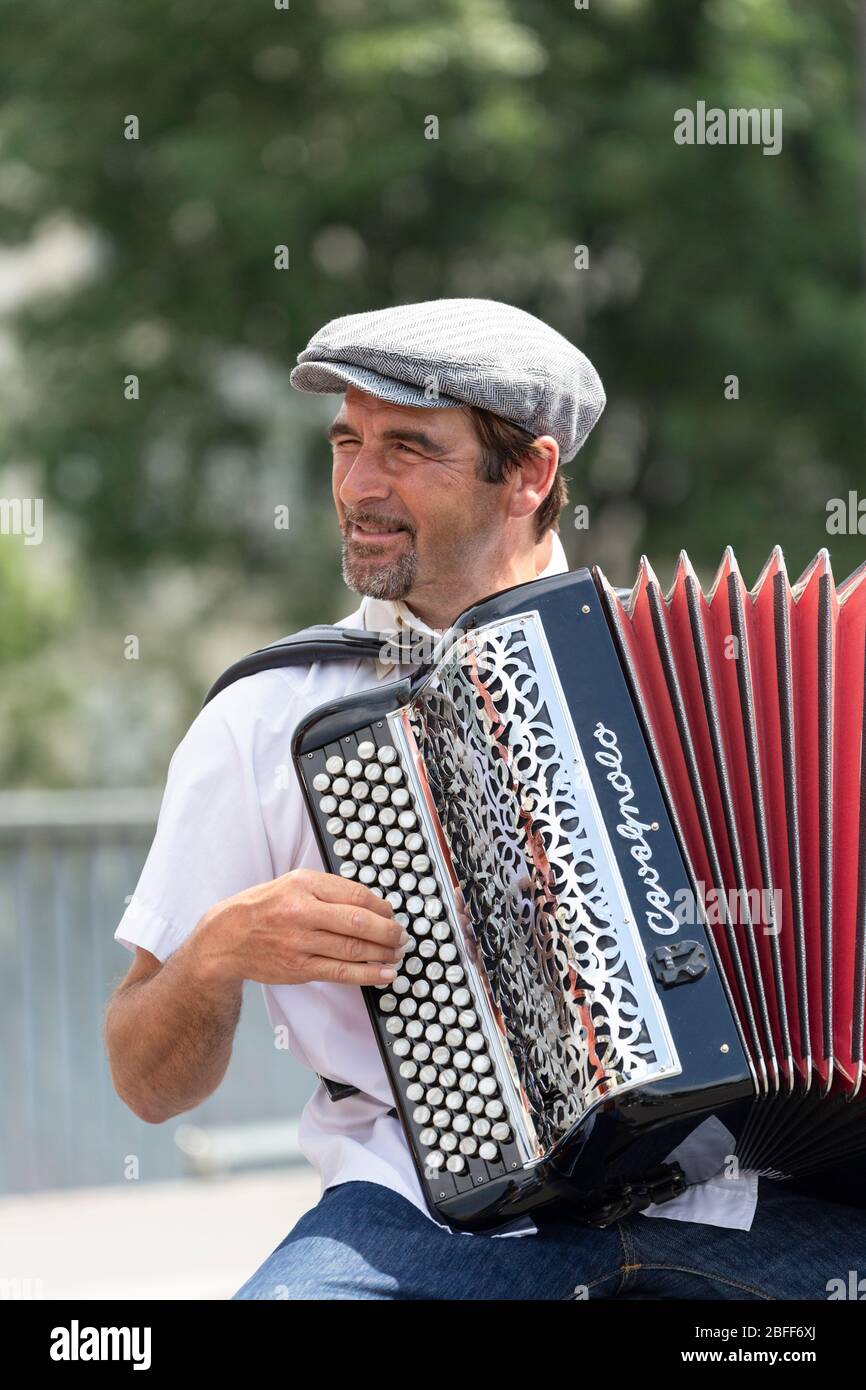 Un homme qui bute sur l'accordéon près de la cathédrale notre Dame, Paris Banque D'Images