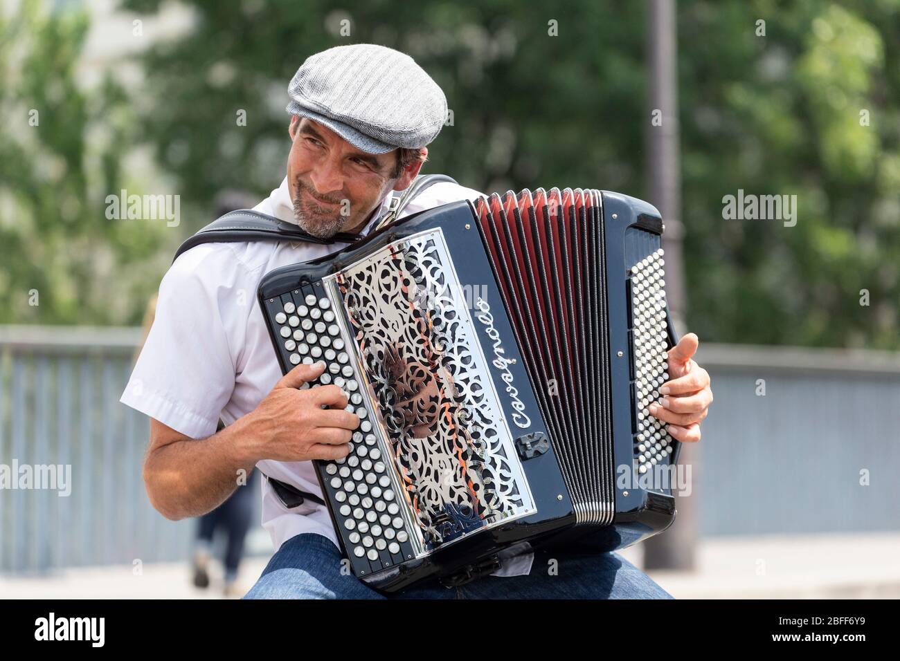 Un homme qui bute sur l'accordéon près de la cathédrale notre Dame, Paris Banque D'Images