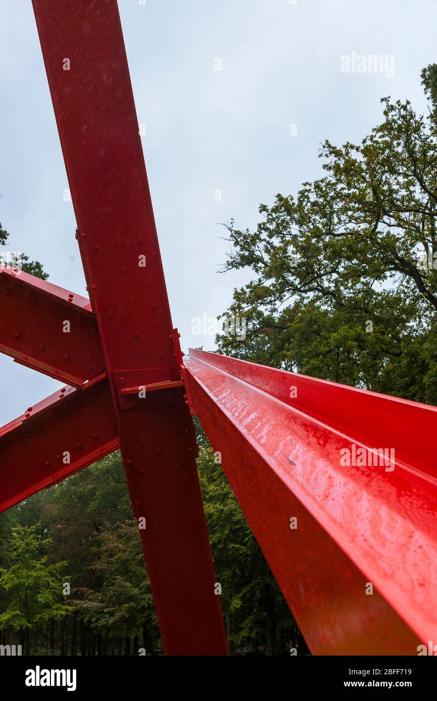 K-Piece, 1972, de Mark di Suvero, dans le jardin de sculptures du Musée Kröller-Müller, Otterlo, Gueldre, Pays-Bas Banque D'Images
