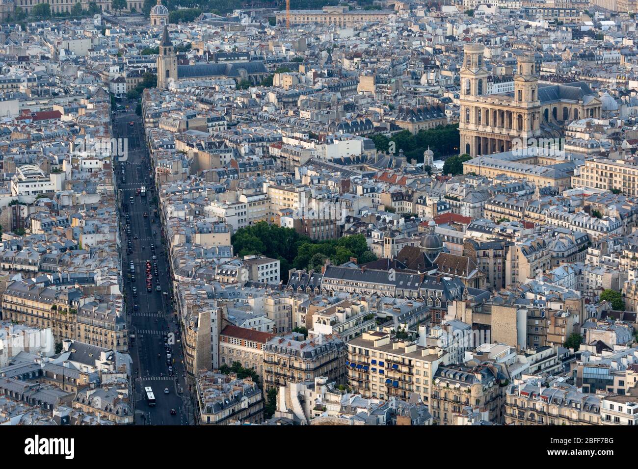 Vue sur la rue de Rennes et l'Église Saint-Sulpice vue du Tour Montparnasse, Paris Banque D'Images