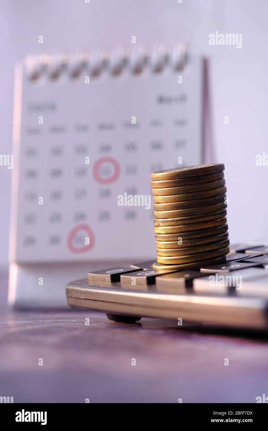 Gros plan sur la pile de pièces sur la calculatrice, Banque D'Images