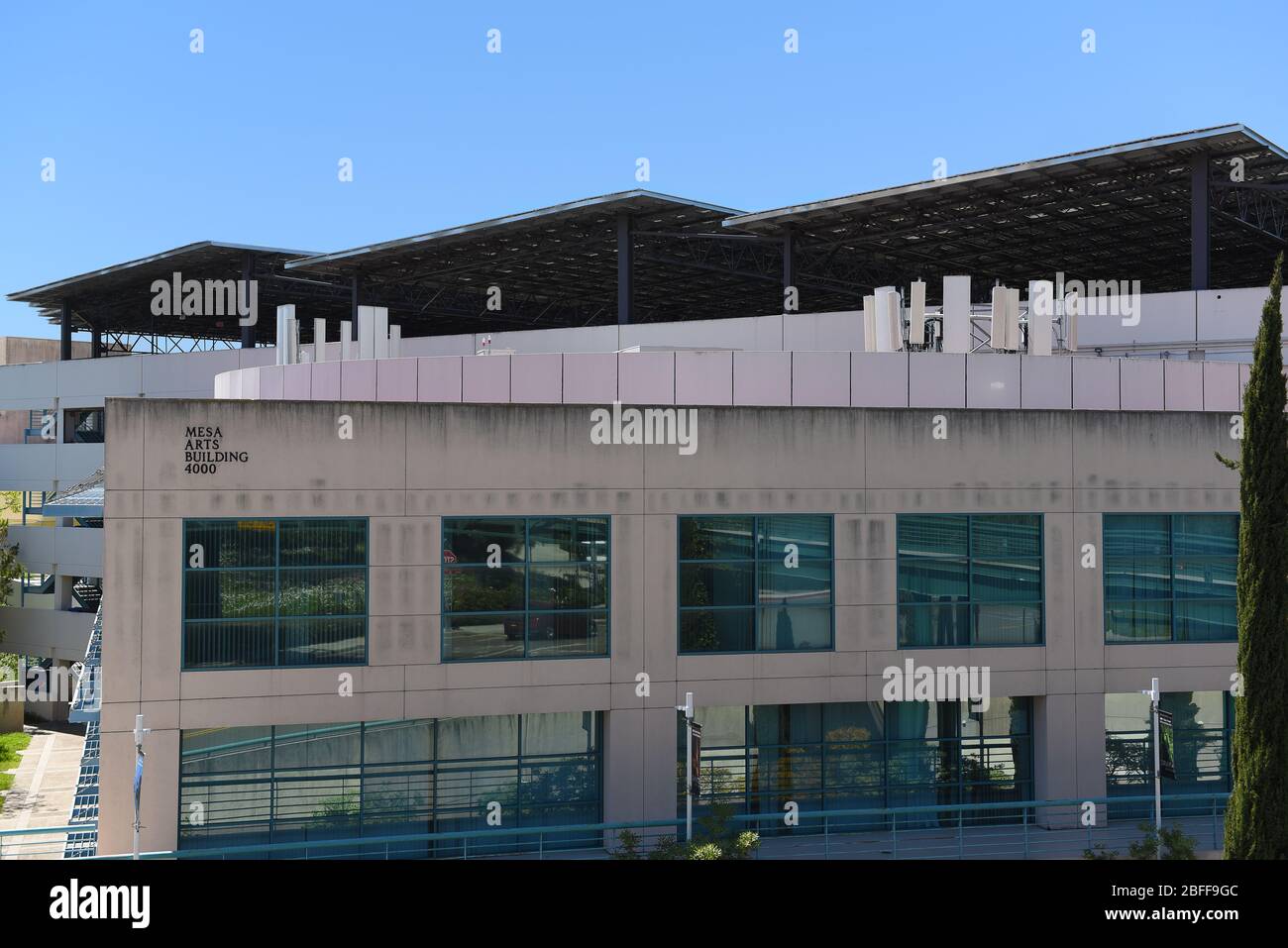 IRVINE, CALIFORNIE - 16 AVRIL 2020: Mesa Art Building et parking garage avec panneaux solaires sur le campus de l'Université de Californie Irvine, U. Banque D'Images
