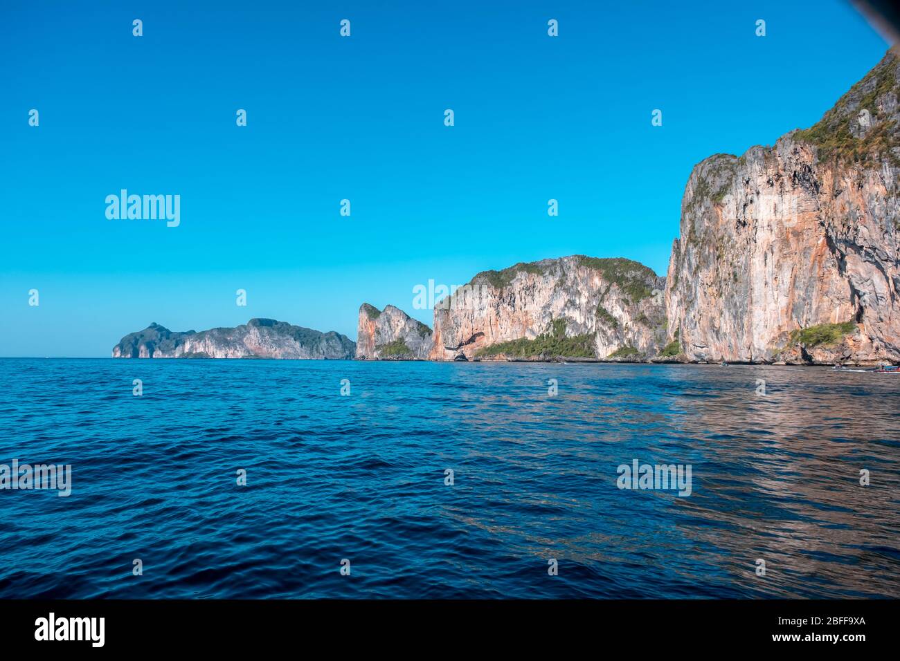 Côte et falaises de l'île de Phi Phi, province de Krabi, Thaïlande Banque D'Images