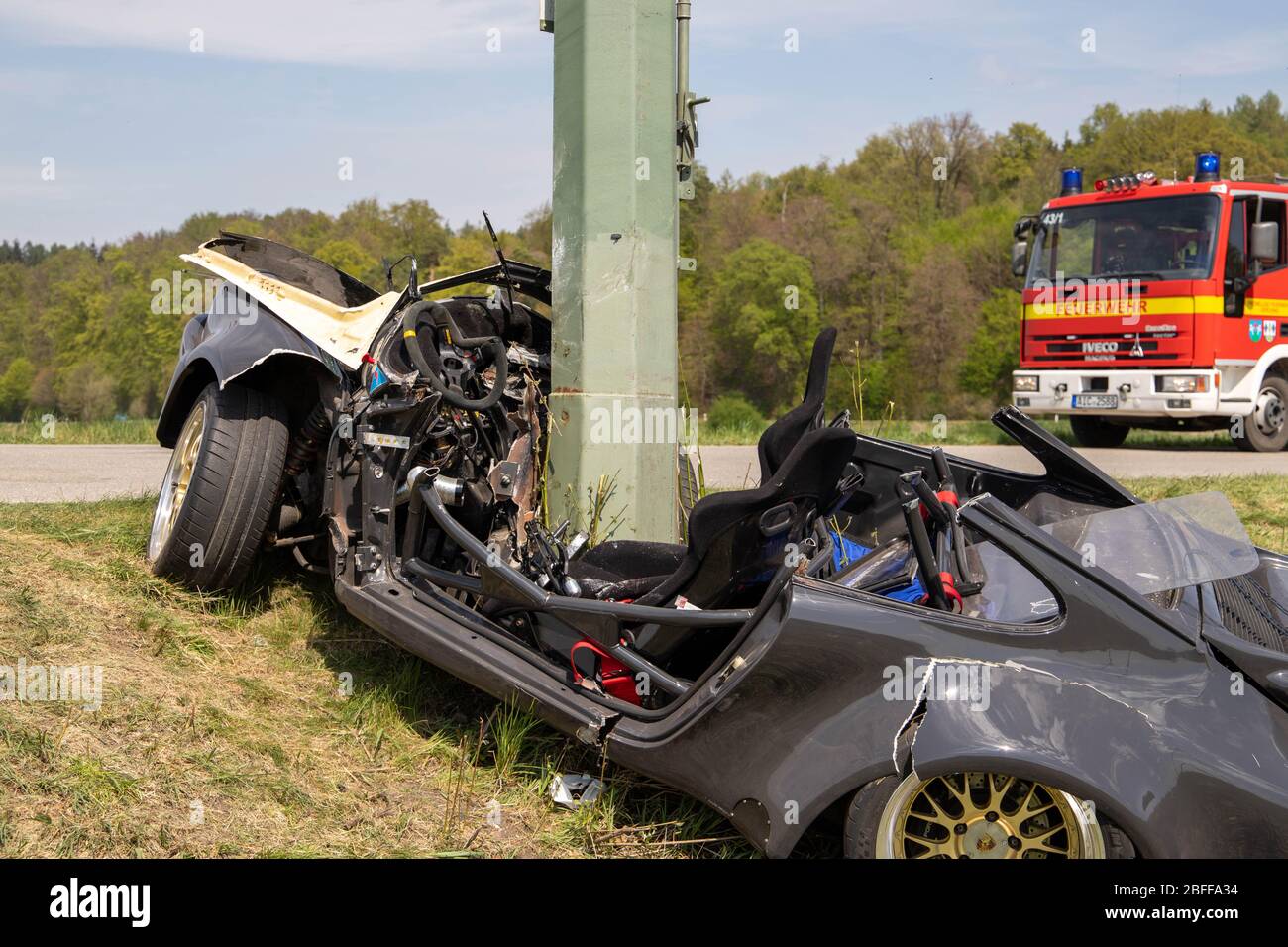 Derching, Allemagne. 18 avril 2020. Un pôle d'alimentation s'accroche à une Porsche après que celle-ci ait quitté la route dans un virage à droite et s'est écrasé dans le poteau. La voiture avait probablement été conduite à vitesse plus élevée le samedi après-midi, il a été signalé. Le conducteur de 46 ans est décédé à l'hôpital après l'accident, selon la police, le passager de 45 ans est en danger mortel. Crédit: Schmelzer/vifogra/dpa/Alay Live News Banque D'Images