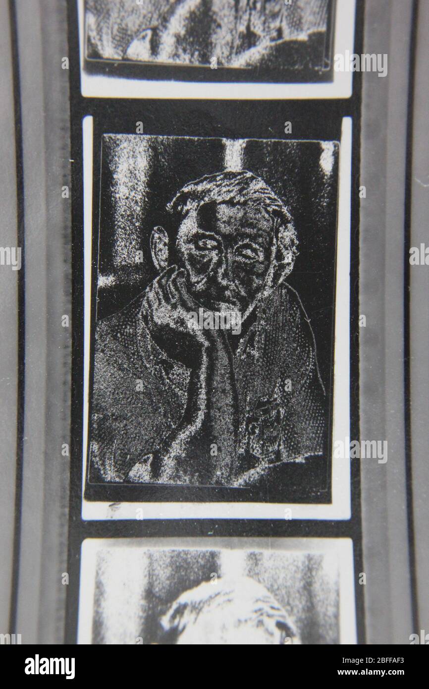 Photo d'un vieil homme inquiet à l'impression de contact très contraste vintage des années 70 Banque D'Images