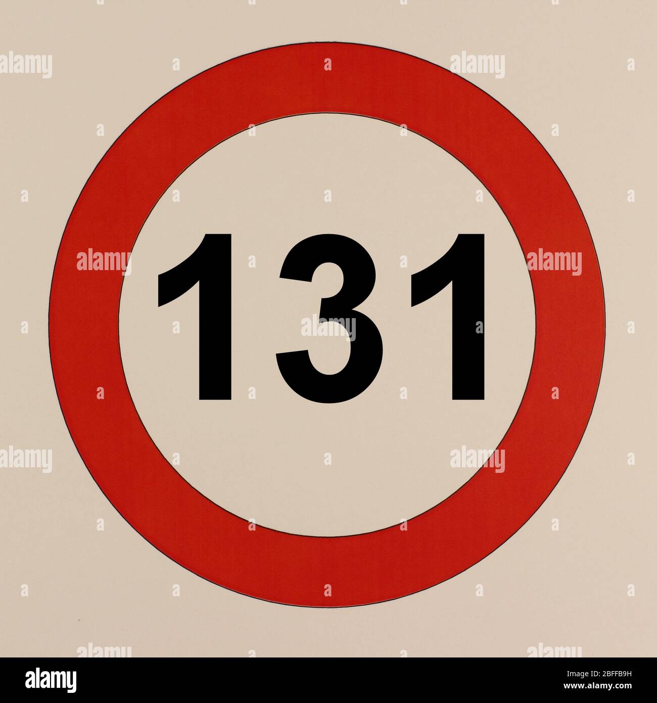 Illustration des Straßenverkehrszeichens 'maximum Geschwindigkeit 131 km pro Stunde' Banque D'Images