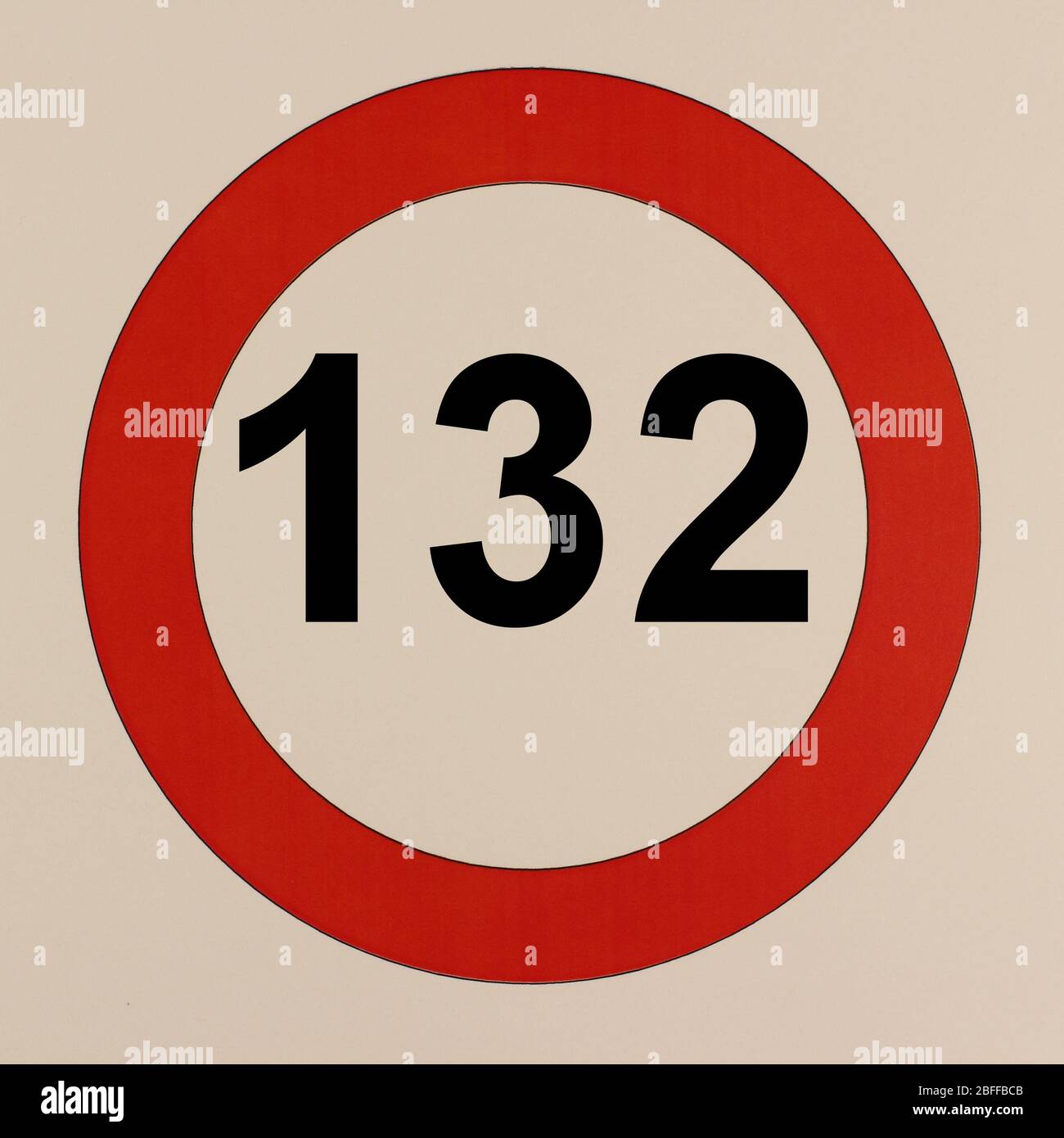 Illustration des Straßenverkehrszeichens 'maximum Geschwindigkeit 132 km pro Stunde' Banque D'Images