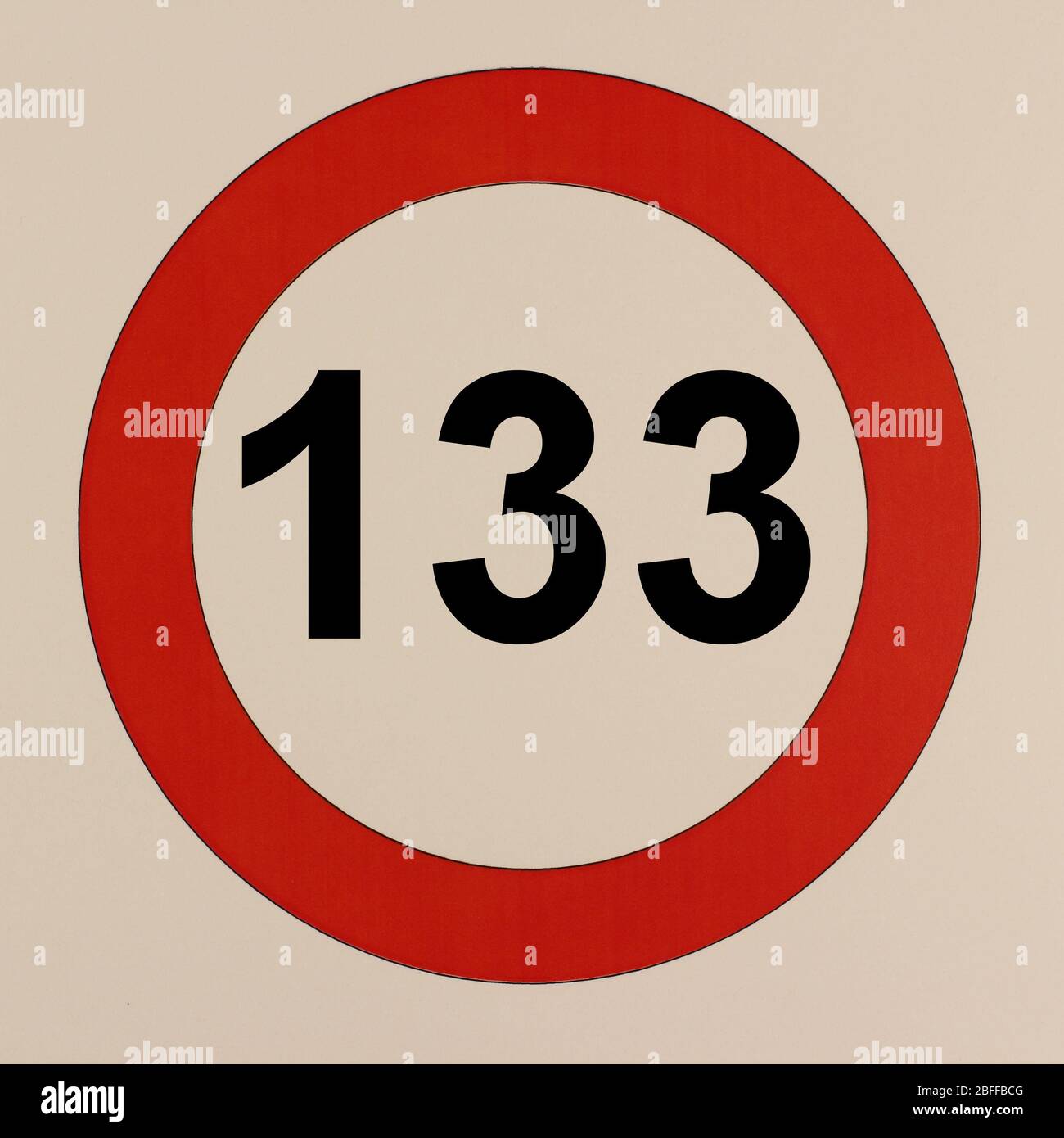 Illustration des Straßenverkehrszeichens 'maximum Geschwindigkeit 133 km pro Stunde' Banque D'Images