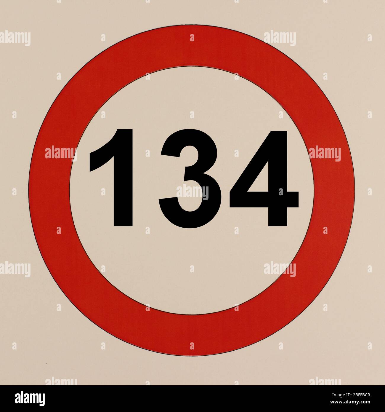 Illustration des Straßenverkehrszeichens 'maximum Geschwindigkeit 134 km pro Stunde' Banque D'Images