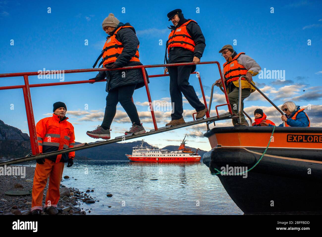 Les passagers de Skorpios III débarquent au glacier Amalia sur le bord du canal Sarmiento - glacier de Skua - Parc national Bernardo O'Higgins à PATAg Banque D'Images