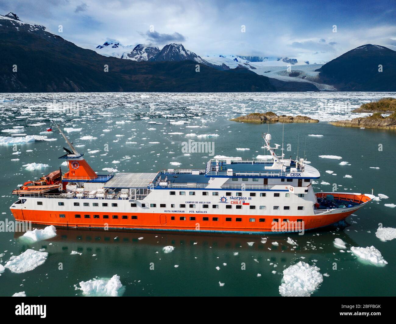 Vue aérienne de la croisière Skorpios III au glacier El Brujo sur le bord de la Manche Sarmiento dans le parc national Bernardo O'Higgins de Patagonia Chile fjo Banque D'Images