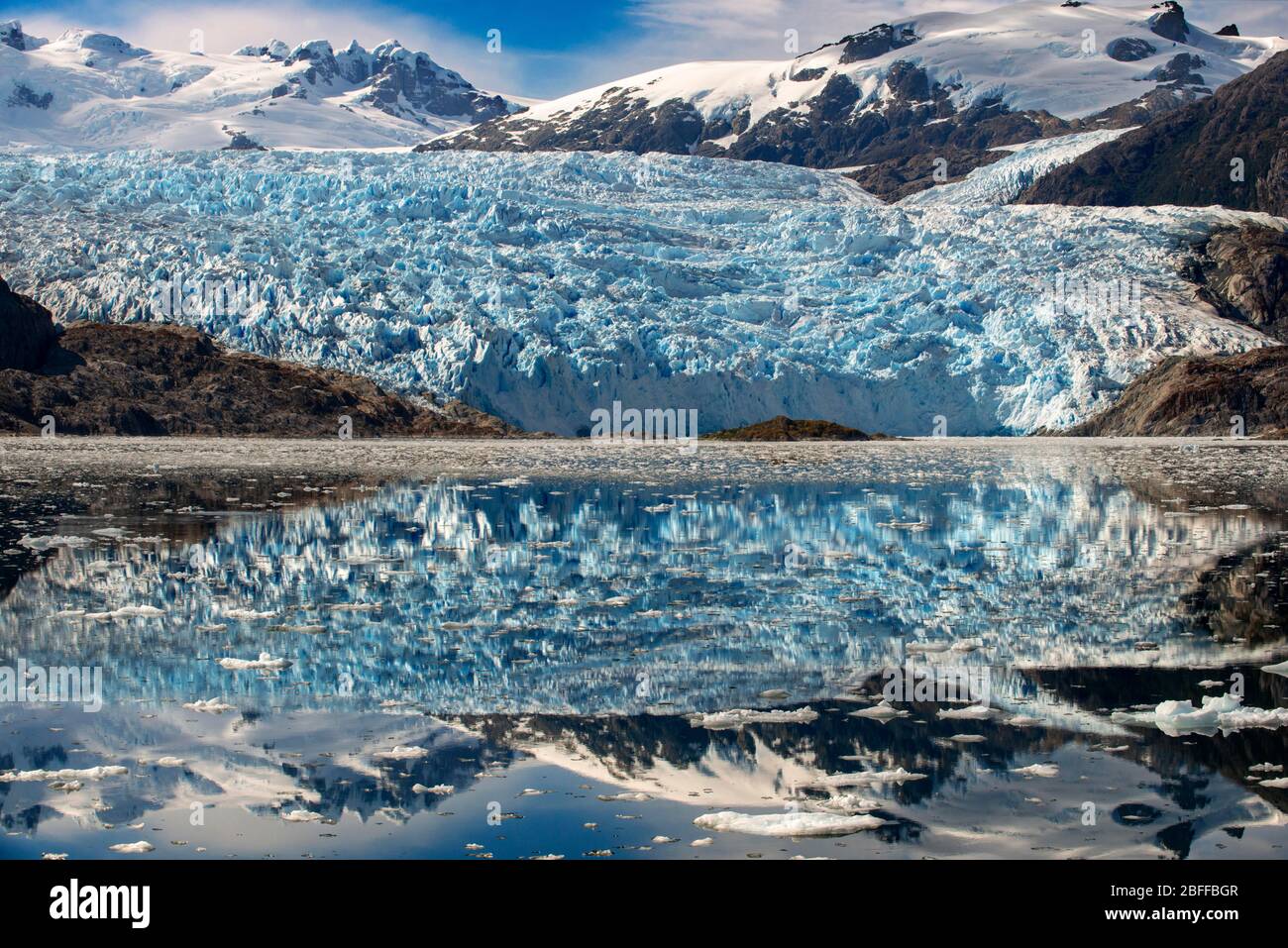 Glacier El Brujo sur le bord de la Manche Sarmiento dans le parc national de Bernardo O'Higgins à Patagonia Chile fjords près de Puerto Natales, Chili Banque D'Images