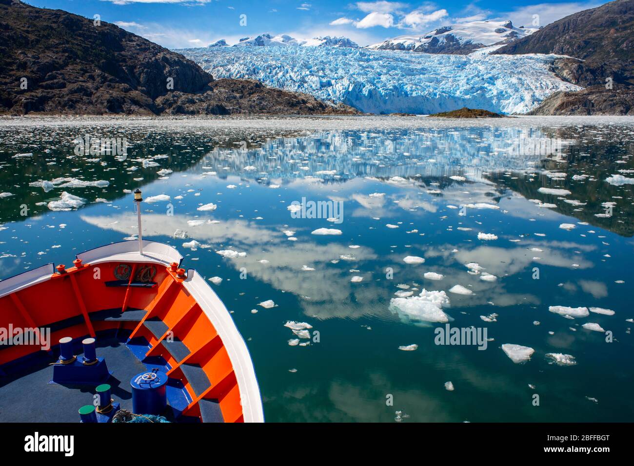 Croisière Skorpios III au glacier El Brujo sur le bord du canal Sarmiento dans le parc national de Bernardo O'Higgins, à Patagonia Chile fjords près de Puerto Banque D'Images