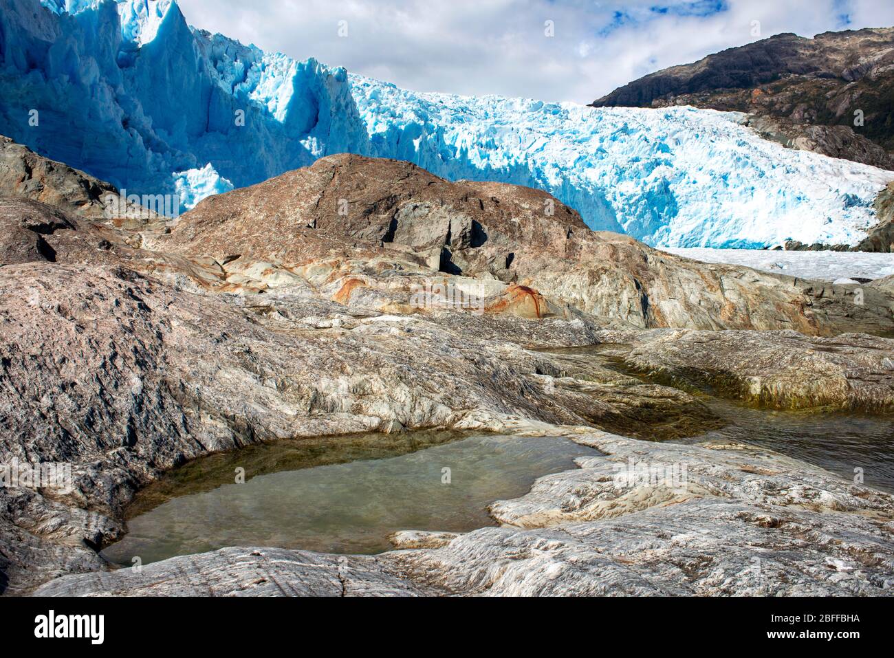 Glacier El Brujo sur le bord de la Manche Sarmiento dans le parc national  de Bernardo O'Higgins à Patagonia Chile fjords près de Puerto Natales,  Chili Photo Stock - Alamy