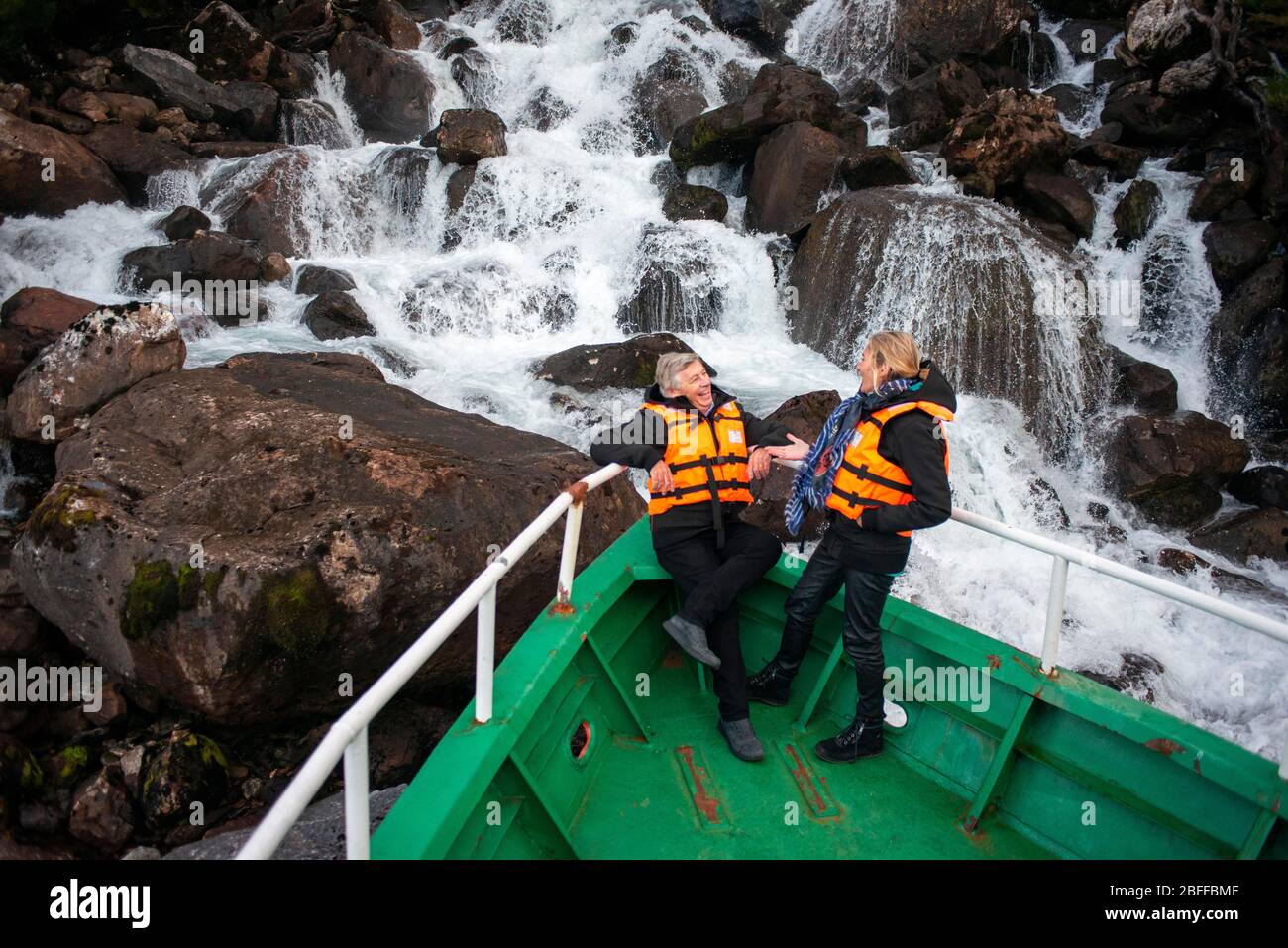 La cascade de Maga tombe de la croisière de brise-glace Capitan Constantino à Fjord Calvo sur le bord du canal Sarmiento à Bernardo O'Higgins National par Banque D'Images