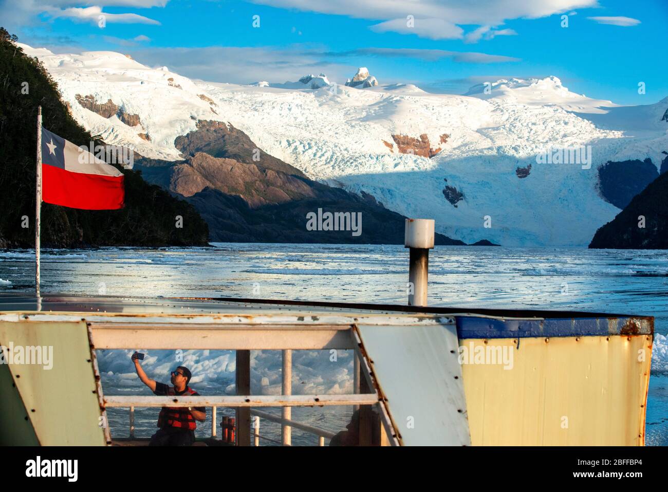 Croisière de brise-glace Capitan Constantino au Fjord Calvo sur le bord du canal Sarmiento dans le parc national Bernardo O'Higgins, dans le fjord de Patagonia Chili Banque D'Images