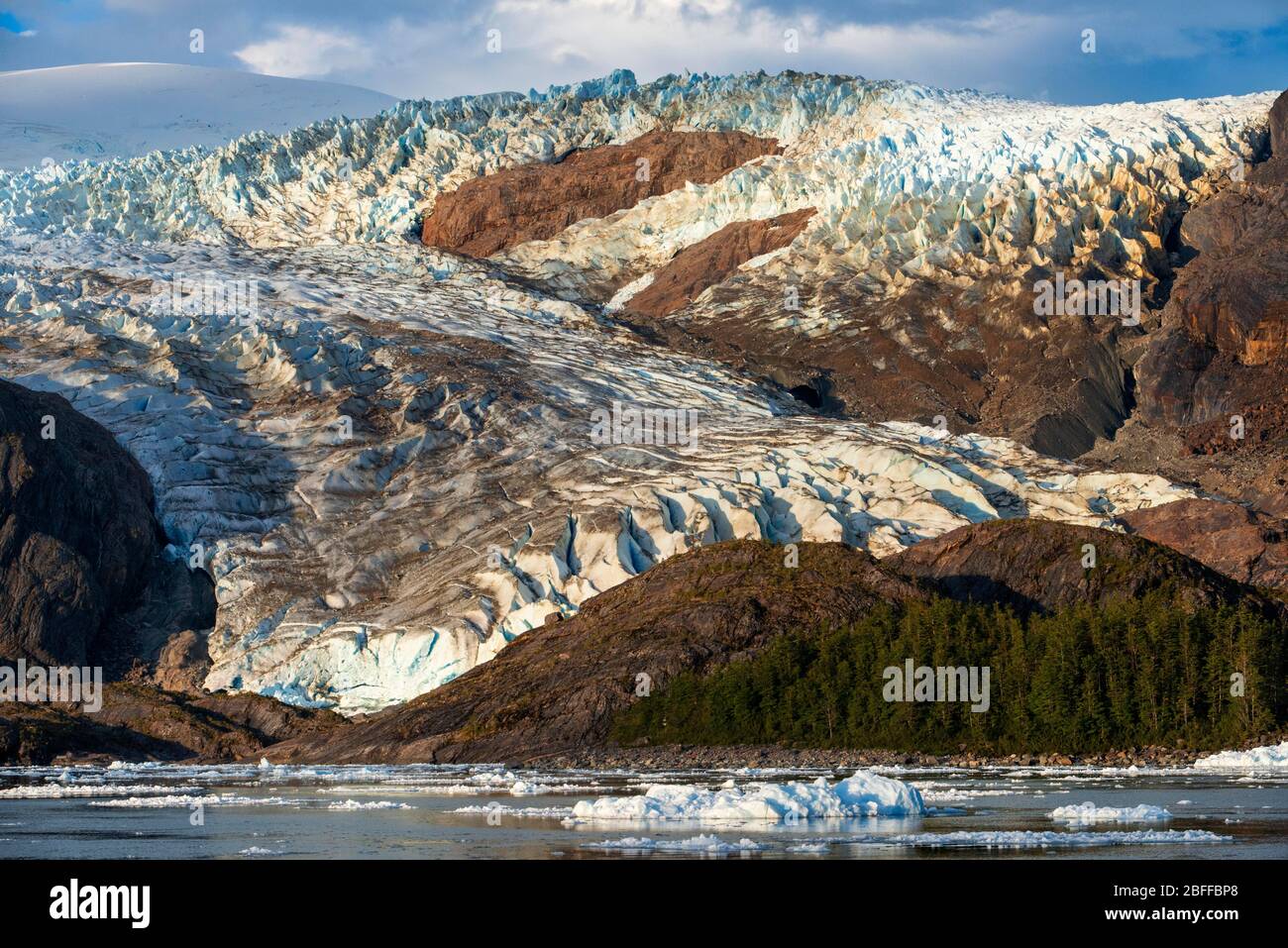 Fjord Calvo sur la périphérie de la Manche Sarmiento dans le parc national de Bernardo O'Higgins à Patagonia Chile fjords près de Puerto Natales, Chili Banque D'Images