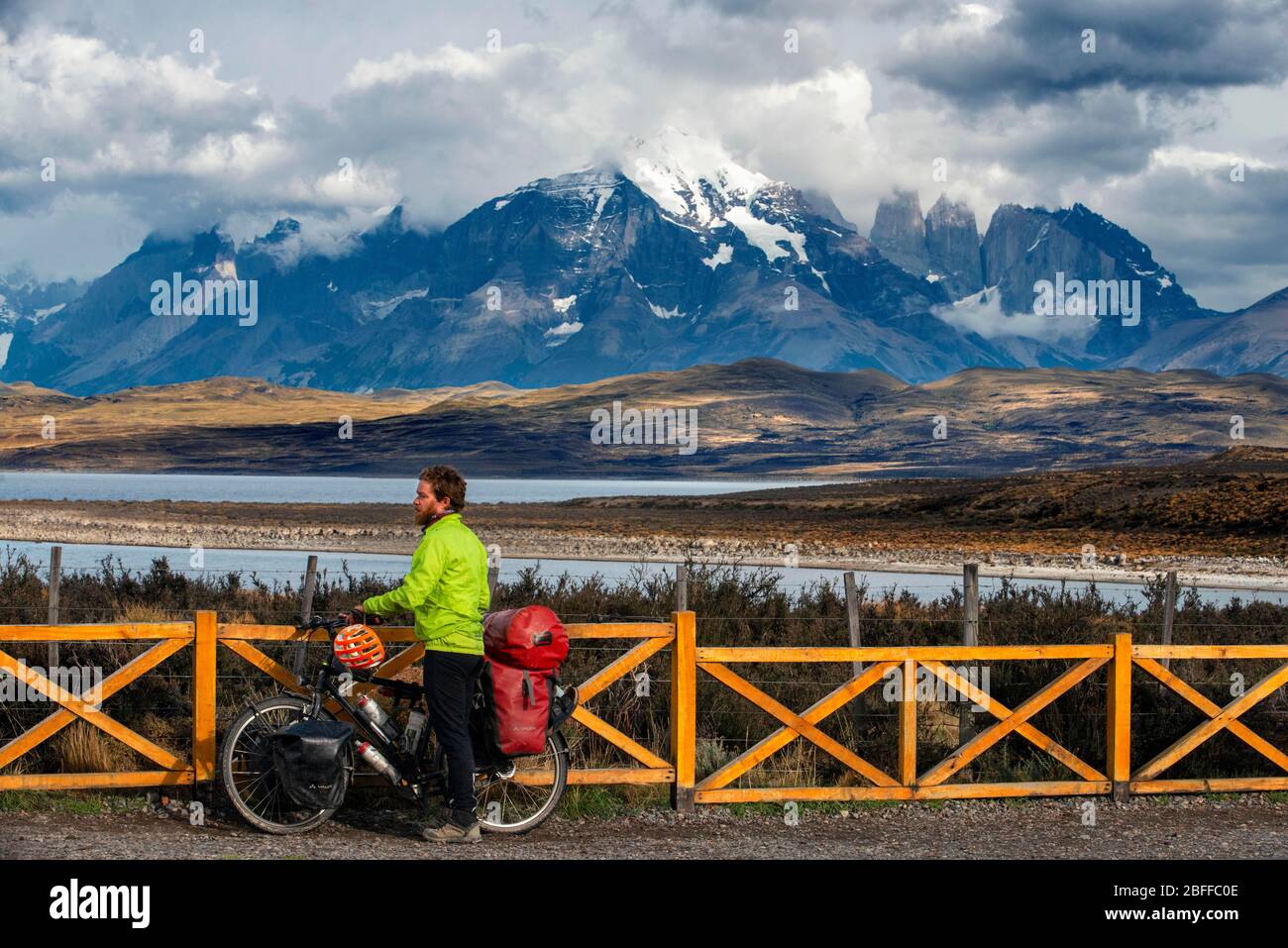 Cycliste sur la route menant aux impressionnants pics de Cuernos del Paine dans le parc national de Torres del Paine Puerto Natales, province d'Ultima Esperanza, Pat Banque D'Images