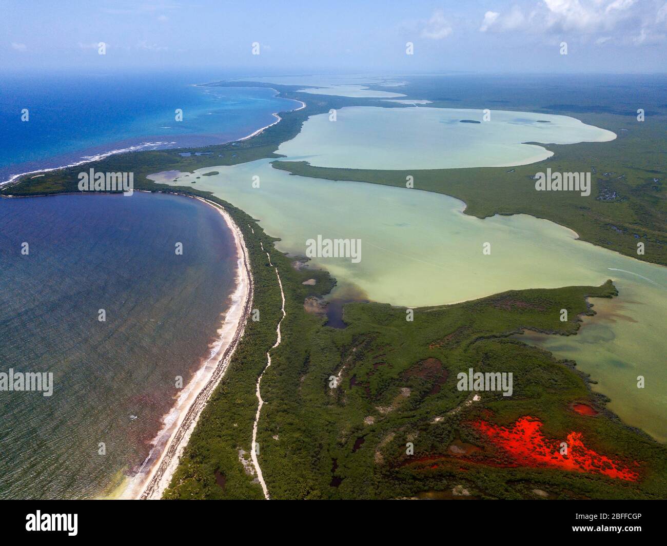 Vue aérienne de la réserve Punta Allen Sian Ka'an, péninsule du Yucatan, Mexique. Lagon rouge près du pont Boca Paila. Dans la langue des peuples mayas qui Banque D'Images