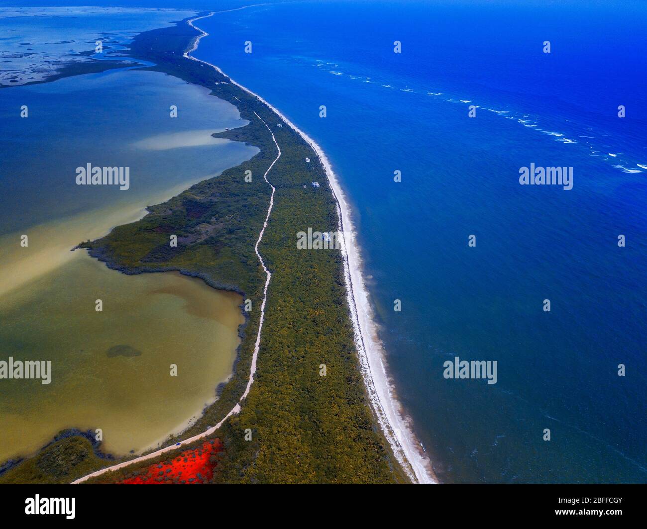 Vue aérienne de la réserve Punta Allen Sian Ka'an, péninsule du Yucatan, Mexique. Lagon rouge près du pont Boca Paila. Dans la langue des peuples mayas qui Banque D'Images