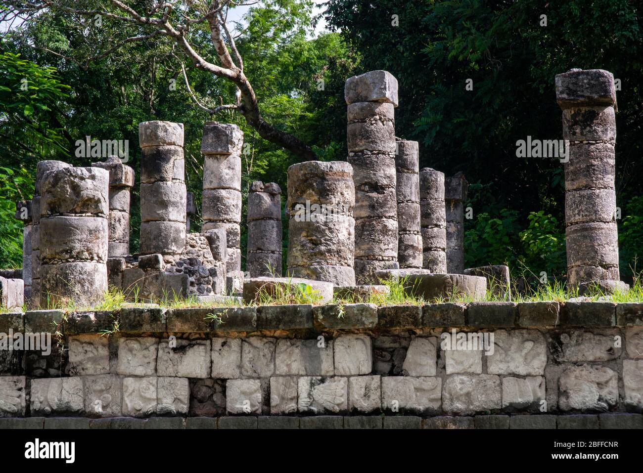 La Plaza de mille colonnes dans la Ruin maya de l'UNESCO de Chichen Itza site archéologique Yucatan Peninsula, Quintana Roo, côte des Caraïbes, Mexique Banque D'Images