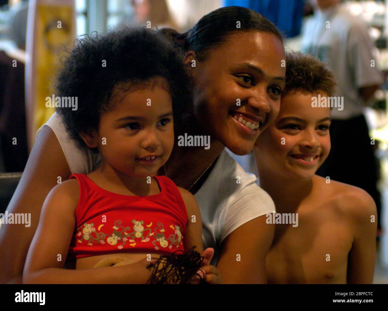 Eugene, États-Unis. 18 juin 2004. Marion Jones pose avec des enfants à Niketown Eugene avant le 30ème Prefontaine Classic, vendredi 18 juin 2004, à Eugene, O.photo via Credit: Newscom/Alay Live News Banque D'Images