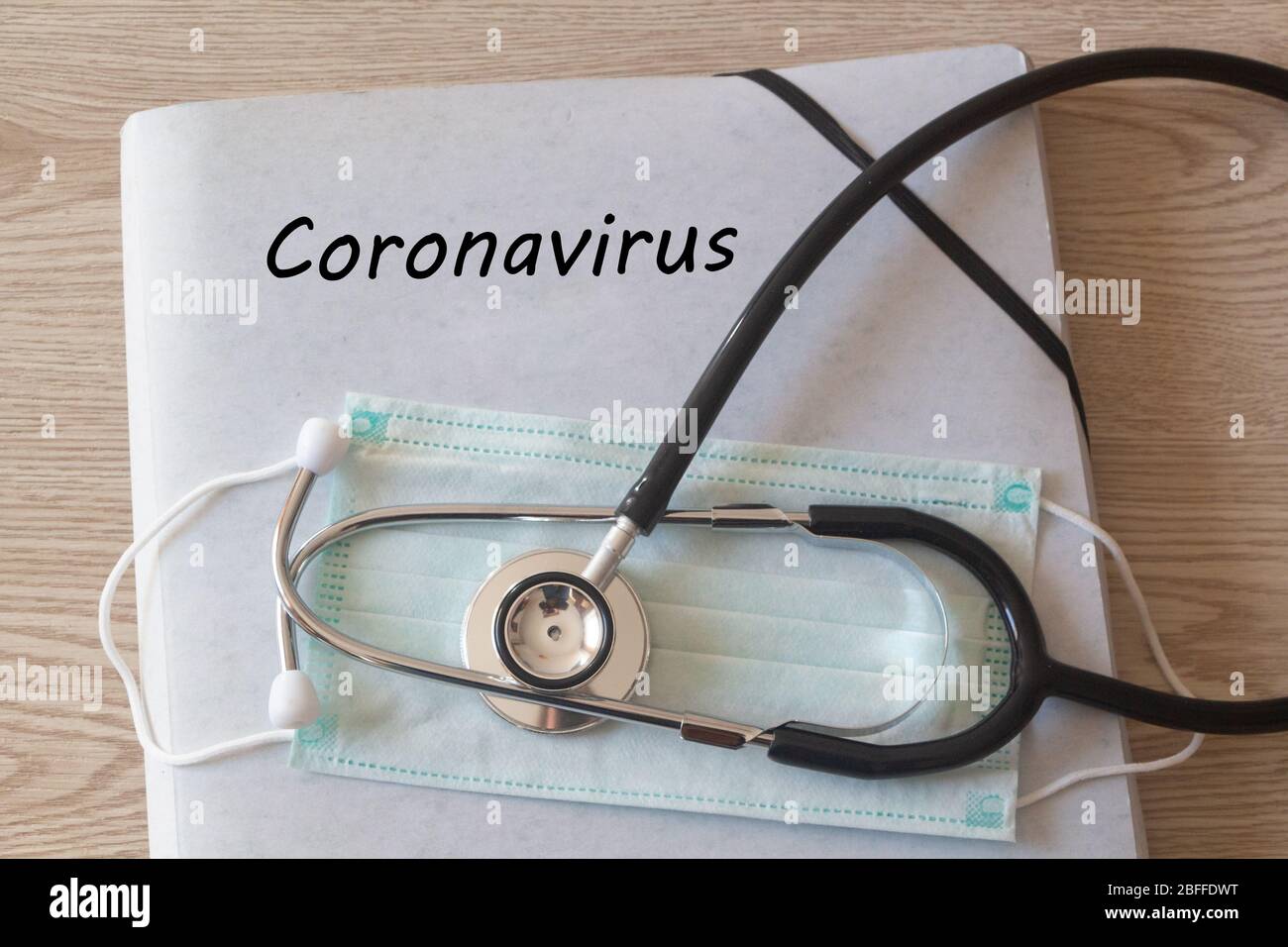 Dossier avec coronavirus écrit sur lui, médical, masque et stéthoscope Banque D'Images