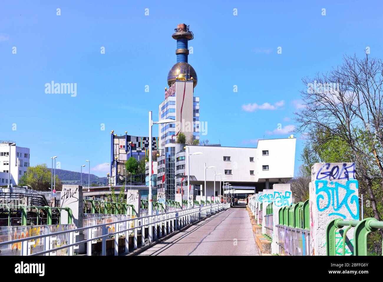 Vienne, Autriche. Usine d'incinération de déchets de Spittelau à Vienne (Vienne Energy). Façade conçue par Friedensreich Hundertwasser Banque D'Images