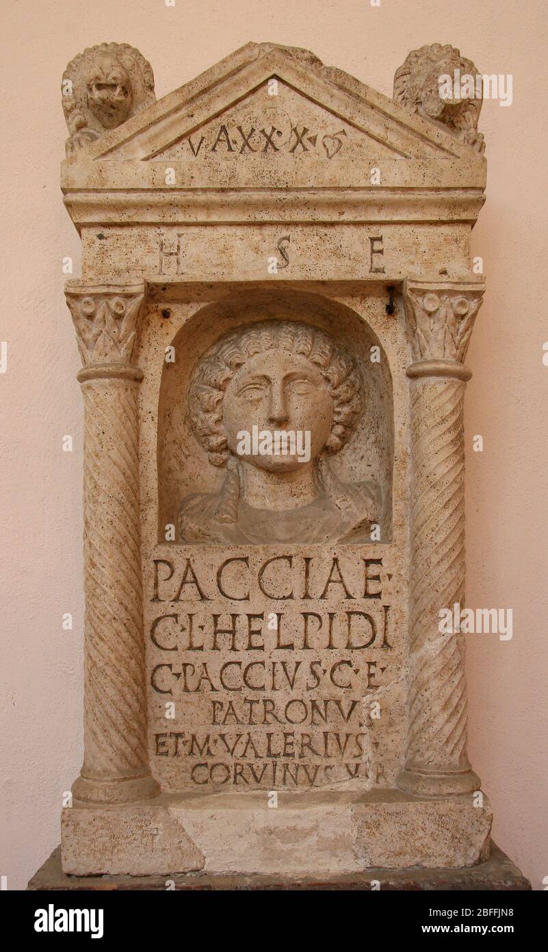 Stèle Pseudo-aedicule stèle. 1° siècle après J.C.. Freedwoman, PACCIA Helpide. Ravenne, Italie. Banque D'Images