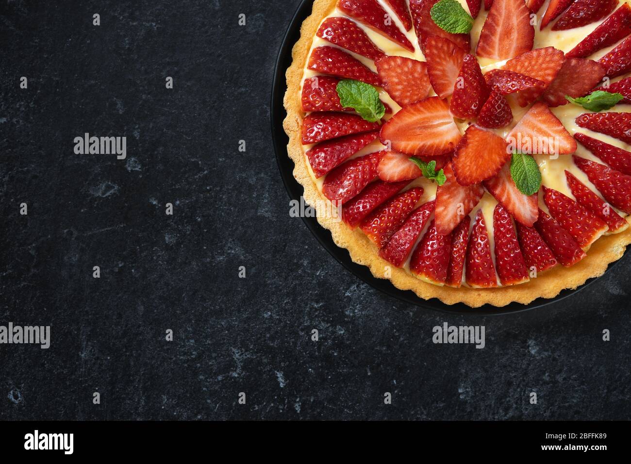 Gros Plan Sur Un Gateau Frais A La Fraise Sur Fond Noir Photo Stock Alamy