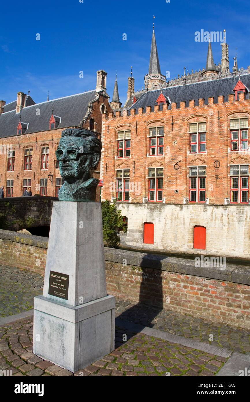 Buste de Frank Van Acker à l'extérieur du musée de Bruges-Stadhuis, Bruges, Flandre Occidentale, Belgique, Europe Banque D'Images