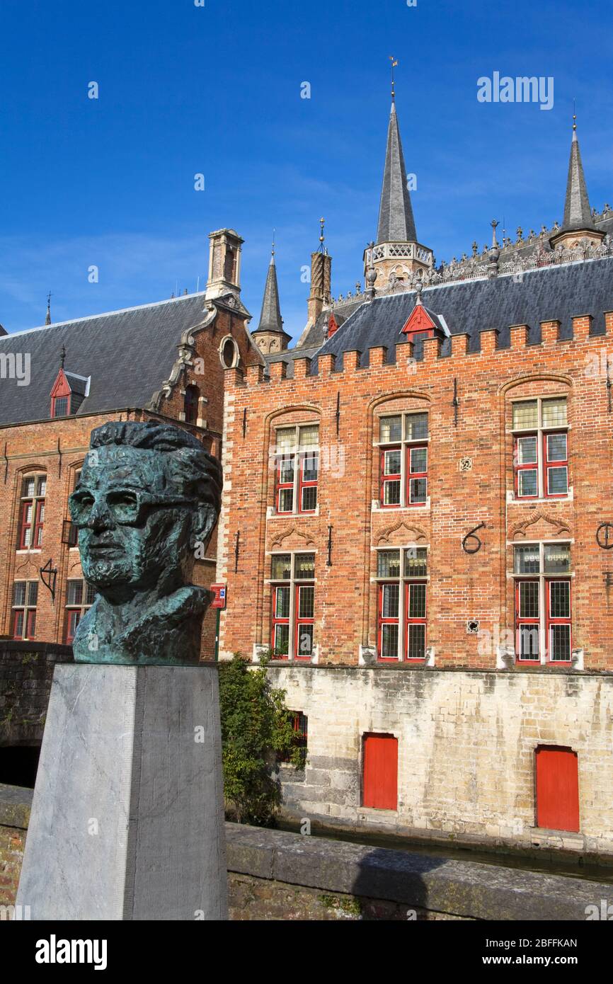 Buste de Frank Van Acker à l'extérieur du musée de Bruges-Stadhuis, Bruges, Flandre Occidentale, Belgique, Europe Banque D'Images