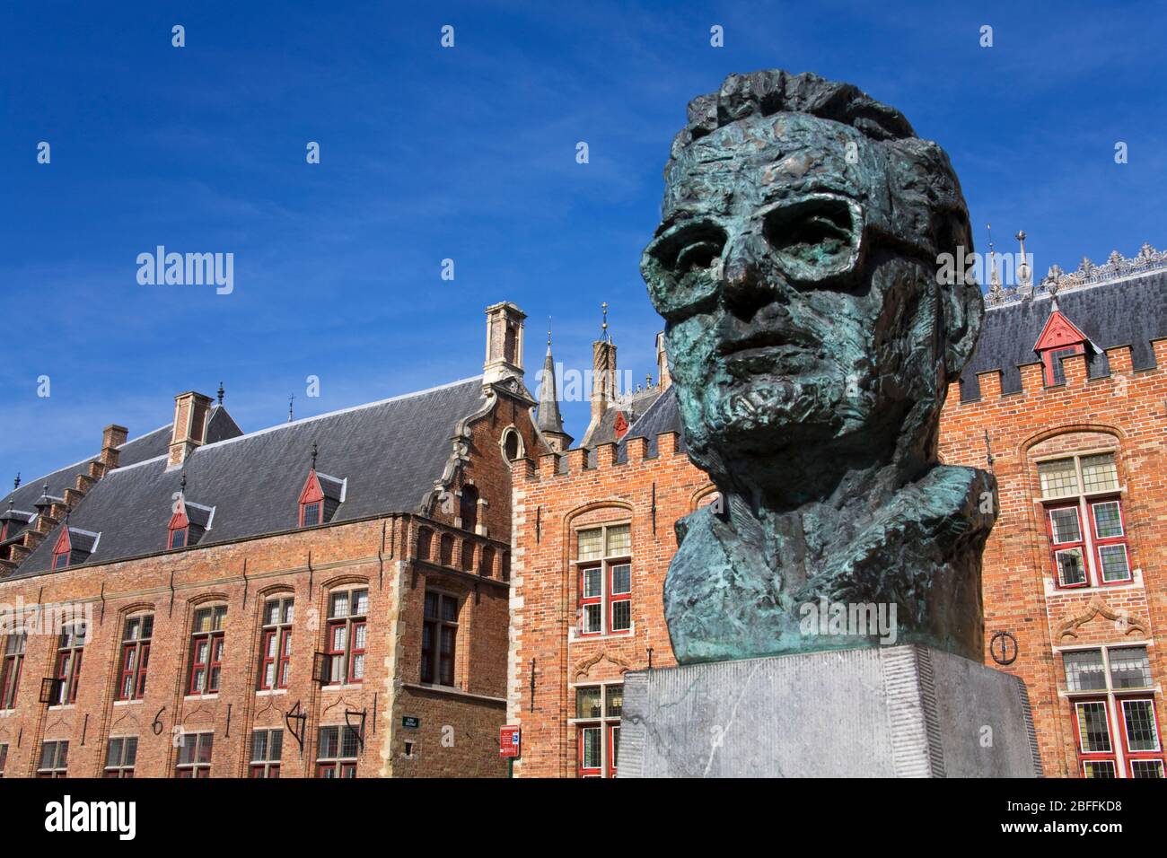 Buste de Frank Van Acker à l'extérieur du musée de Bruges-Stadhuis, Bruges, Flandre Occidentale, Belgique, Europe Banque D'Images