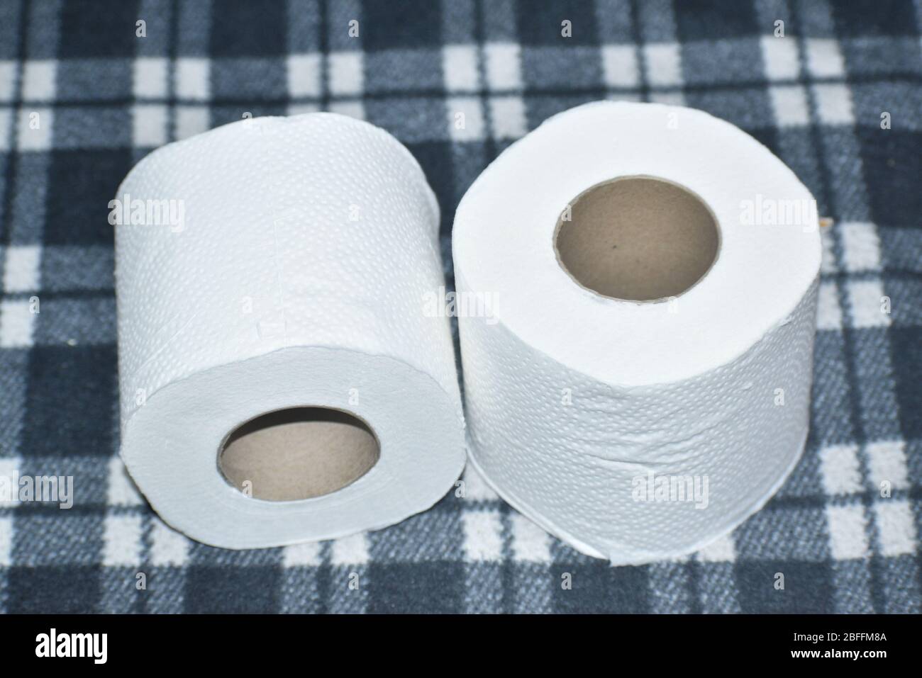 Vue détaillée des rouleaux de papier toilette isolés sur fond noir Banque D'Images
