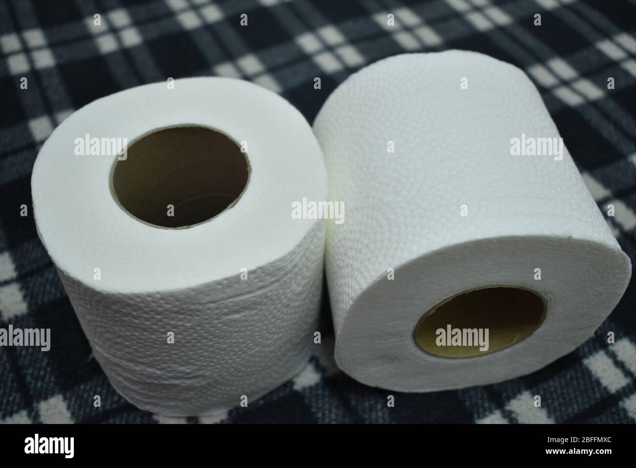 Vue détaillée des rouleaux de papier toilette isolés sur fond noir Banque D'Images