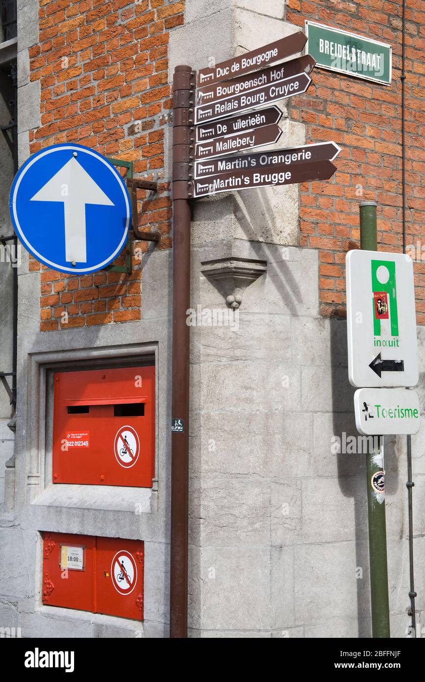 Panneaux routiers sur la place principale, Bruges, Flandre Occidentale, Belgique, Europe Banque D'Images