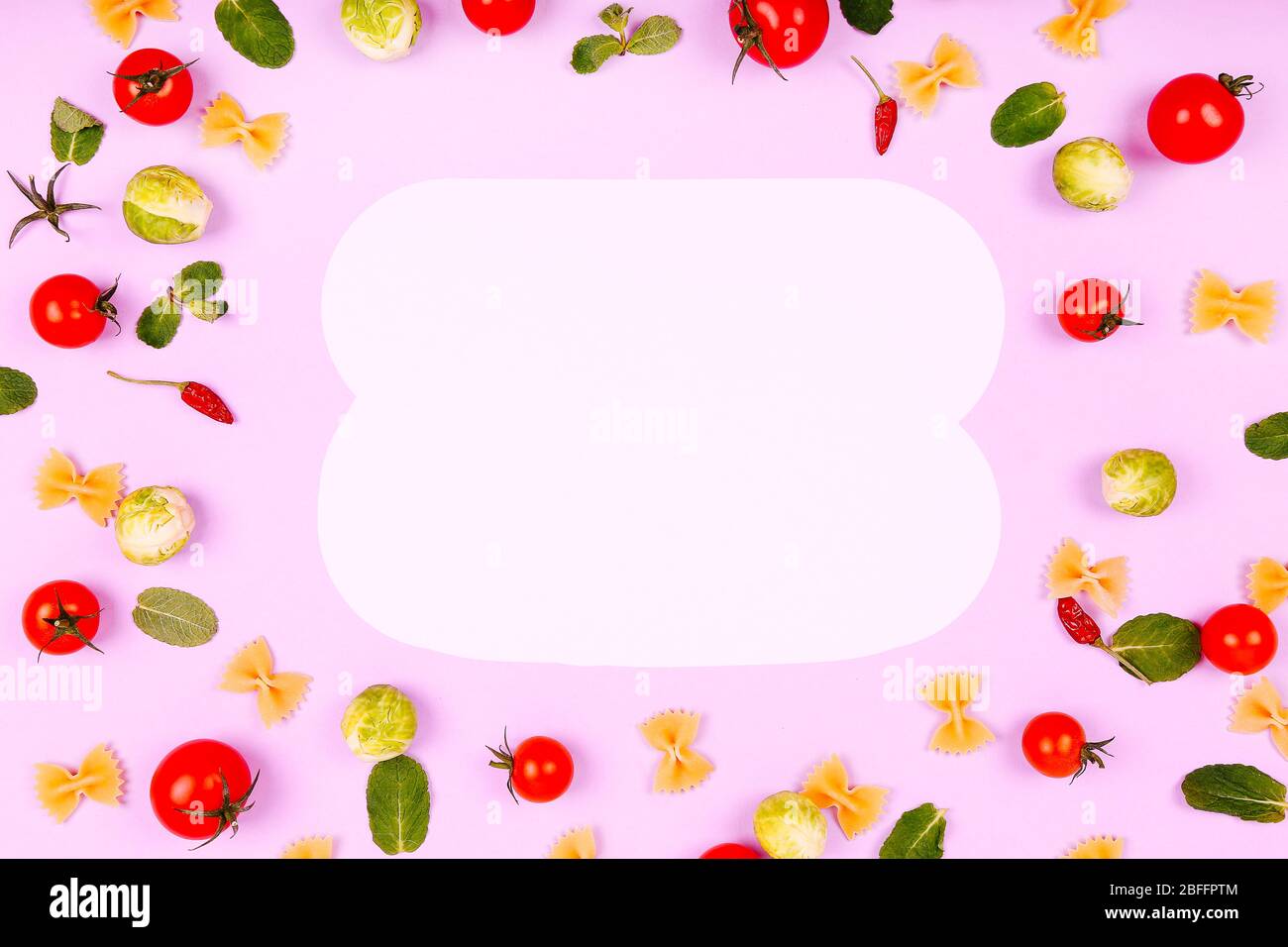 Ingrédients de pâtes colorés, motifs de tomates cerises, saupoules de saumure, farfalle et poivre sur fond rose. Concept de cuisson. Banque D'Images