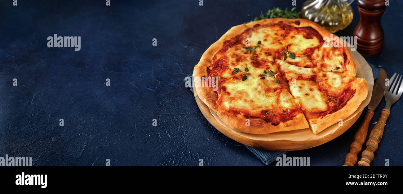 Vue de dessus de la délicieuse pizza végétarienne croustillante Margherita sur fond bleu foncé Banque D'Images
